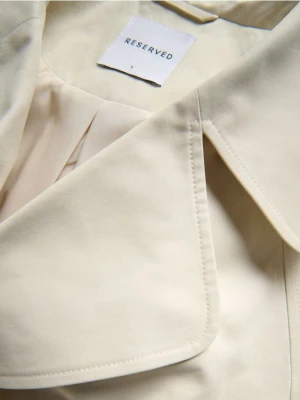 Reserved - Krótki trencz - złamana biel