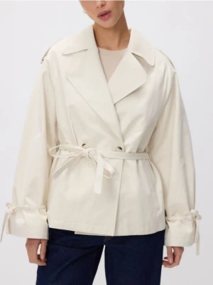 Reserved - Krótki trencz - złamana biel