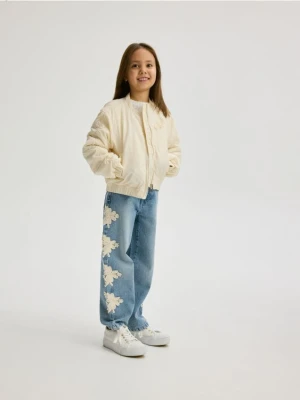 Reserved - Kurtka bomberka z aplikacją - złamana biel