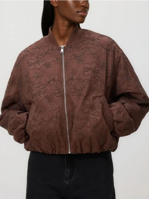 Reserved - Kurtka bomberka z haftem - ciemnobrązowy