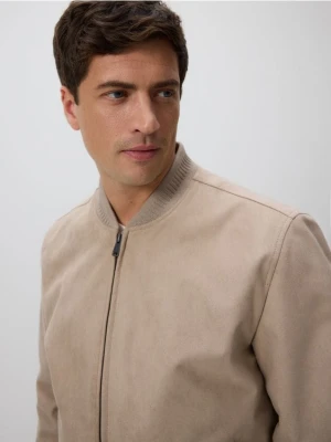Reserved - Kurtka bomberka z imitacji zamszu - beżowy