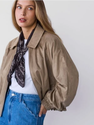 Reserved - Kurtka bomberka z imitacji zamszu - beżowy