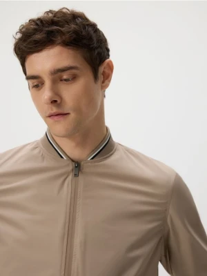 Reserved - Kurtka bomberka ze stójką - beżowy