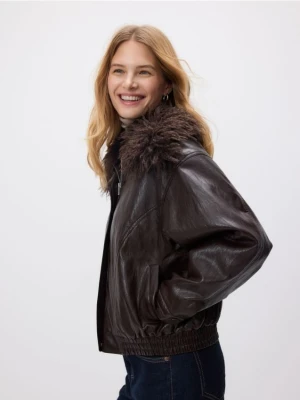 Reserved - Kurtka z futrzanym kołnierzem - ciemnobrązowy