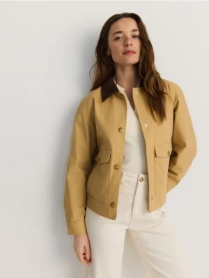 Reserved - Kurtka z kontrastowym kołnierzem - beżowy