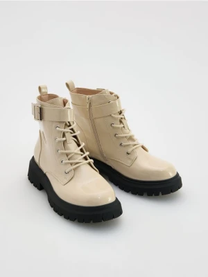 Reserved - Lakierowane botki za kostkę - kremowy