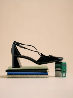 Reserved - Lakierowane czółenka - czarny