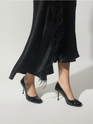 Reserved - Lakierowane czółenka na szpilce - czarny