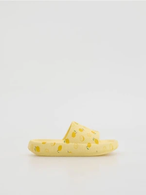 Reserved - Lekkie klapki z nadrukiem - żółty