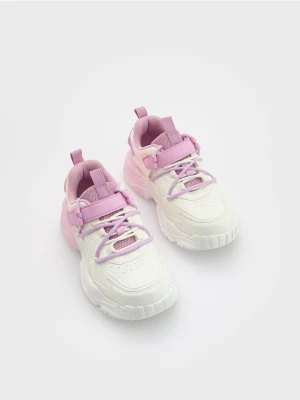 Reserved - Lekkie sneakersy z imitacji skóry - biały