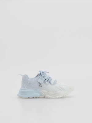 Reserved - Lekkie sneakersy z imitacji skóry - jasnoniebieski
