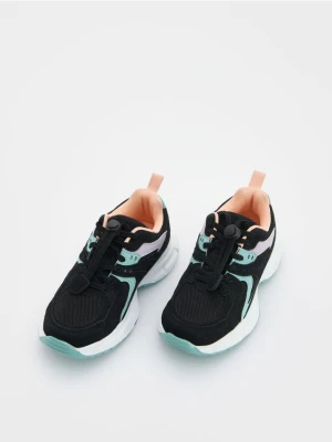 Reserved - Lekkie sneakersy z odblaskowymi elementami - czarny