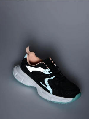 Reserved - Lekkie sneakersy z odblaskowymi elementami - czarny