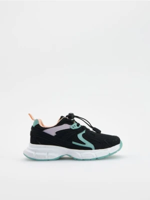 Reserved - Lekkie sneakersy z odblaskowymi elementami - czarny