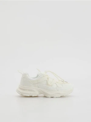 Reserved - Lekkie sneakersy - złamana biel