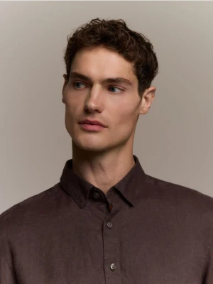 Reserved - Lniana koszula regular fit - ciemnobrązowy