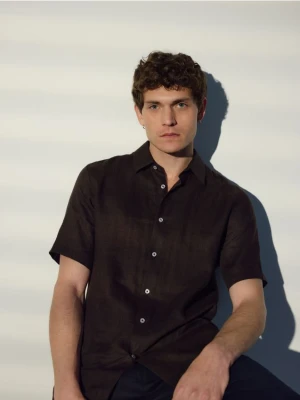 Reserved - Lniana koszula slim fit - ciemnobrązowy