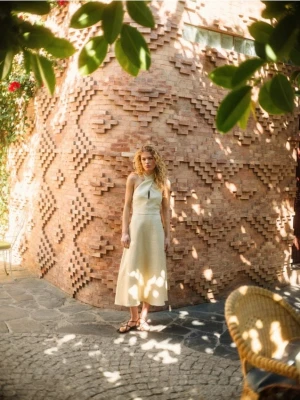 Reserved - Lniana sukienka z wiązaniem - beżowy