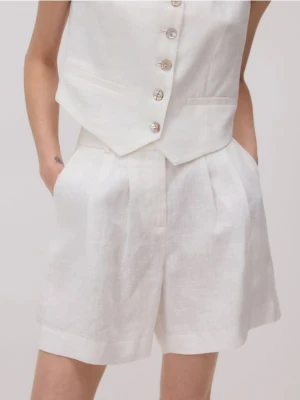 Reserved - Lniane bermudy z zakładkami - biały