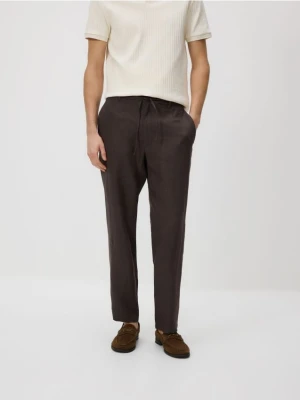 Reserved - Lniane spodnie chino straight - ciemnobrązowy