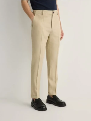Reserved - Lniane spodnie garniturowe slim - beżowy