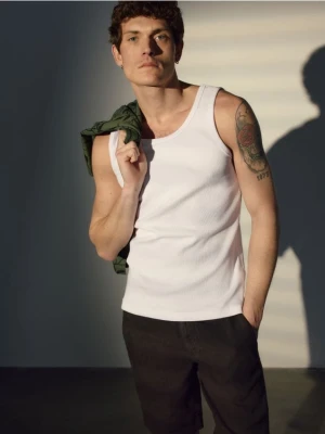 Reserved - Lniane szorty regular fit - ciemnobrązowy