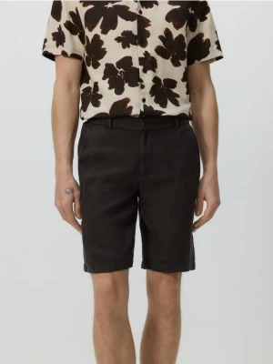 Reserved - Lniane szorty regular fit - ciemnobrązowy