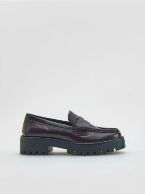 Reserved - Loafersy z paskiem - bordowy