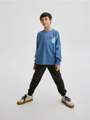 Reserved - Longsleeve oversize z nadrukiem - granatowy