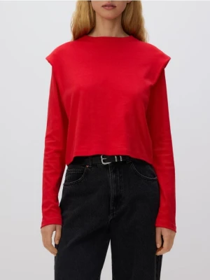 Reserved - Longsleeve z poduszkami na ramionach - czerwony