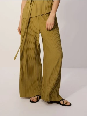 Reserved - Luźne plisowane spodnie - oliwkowy