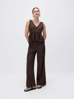 Reserved - Luźne spodnie z ażurowym haftem - ciemnobrązowy