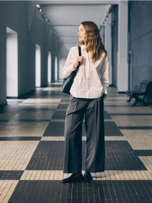 Reserved - Luźne spodnie z kantem - szary