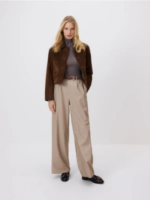 Reserved - Luźne spodnie z paskiem - beżowy