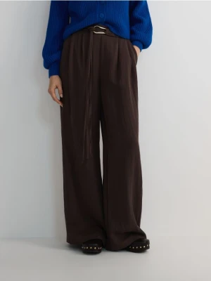 Reserved - Luźne spodnie z paskiem - ciemnobrązowy