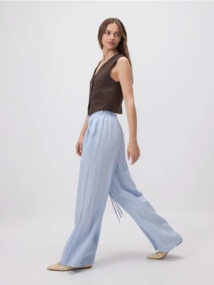 Reserved - Luźne spodnie z paskiem - jasnoniebieski