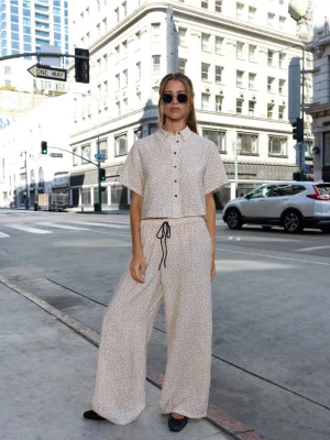 Reserved - Luźne spodnie z wiskozą - złamana biel