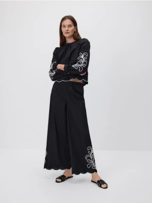Reserved - Luźne spodnie z wyszywanym wzorem - czarny
