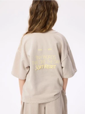 Reserved - Luźny t-shirt z nadrukiem - beżowy
