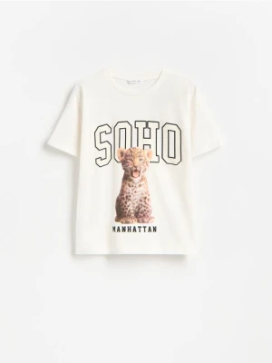 Reserved - Luźny t-shirt z nadrukiem - złamana biel