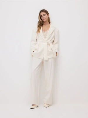 Reserved - Marynarka z paskiem - złamana biel