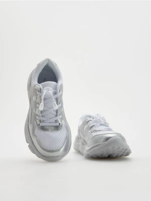 Reserved - Metaliczne sneakersy - biały