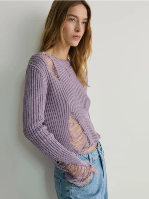 Reserved - Metalizowany sweter z rozdarciami - lawendowy