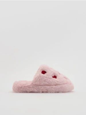 Reserved - Miękkie kapcie z motywem serca - pastelowy róż