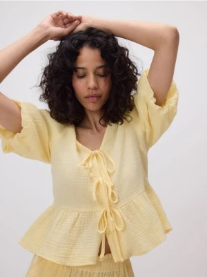Reserved - Muślinowa bluzka z wiązaniem - jasnożółty