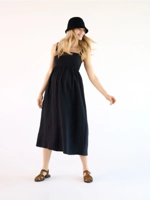 Reserved - Muślinowa sukienka midi - czarny