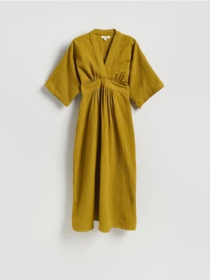 Reserved - Muślinowa sukienka midi - oliwkowy