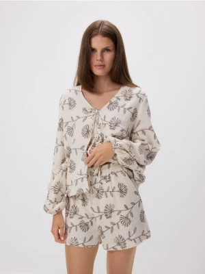 Reserved - Muślinowe szorty ze wzorem - kremowy