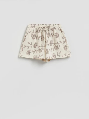 Reserved - Muślinowe szorty ze wzorem - kremowy