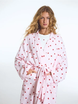 Reserved - Muślinowy szlafrok w serca - pastelowy róż